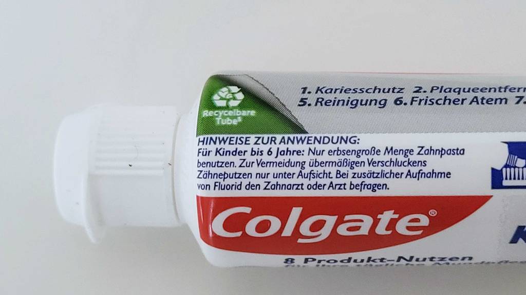 Colgate-Zahnpasta im Test: Auf der Tube stehen Hinweise zur Verwendung für Kinder.