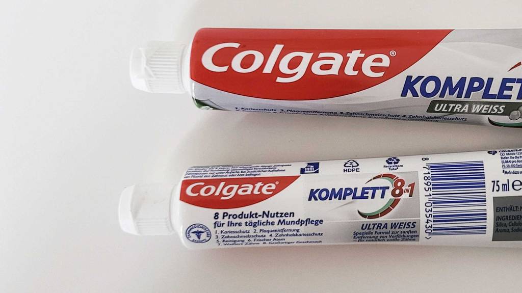 Nahansicht von zwei Tuben getestete Colgate-Zahnpasta.