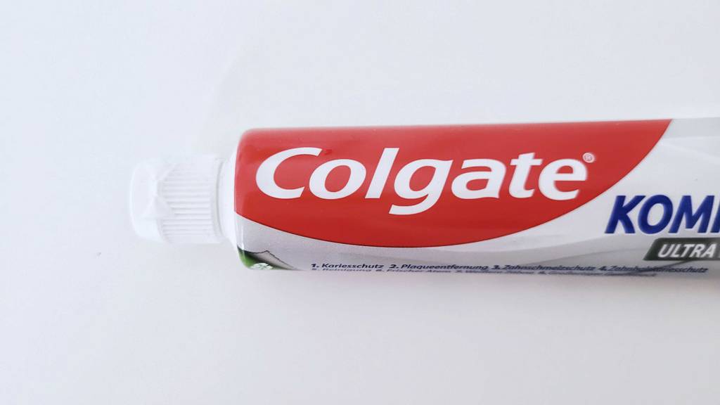 Colgate-Zahnpasta getestet: Auf der Tube steht groß der Herstellername.