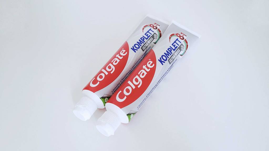 Im Test: Zwei Tuben Colgate-Zahnpasta liegen nebeneinander auf einer weißen Fläche.