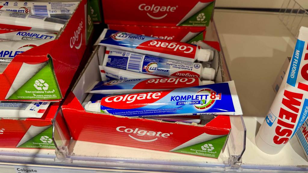 Mehrere Tuben Colgate-Zahnpasta liegen zum Testen in einem Karton.