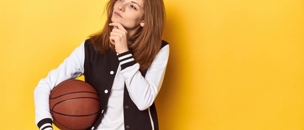 Collegejacke im Test: Frau mit Baseball und Jacke