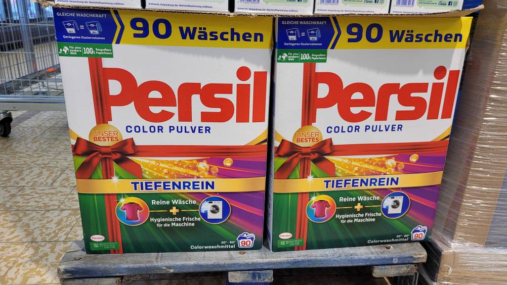 Zwei Packungen des Colorwaschmittels im Test nebeneinander auf einer Palette.