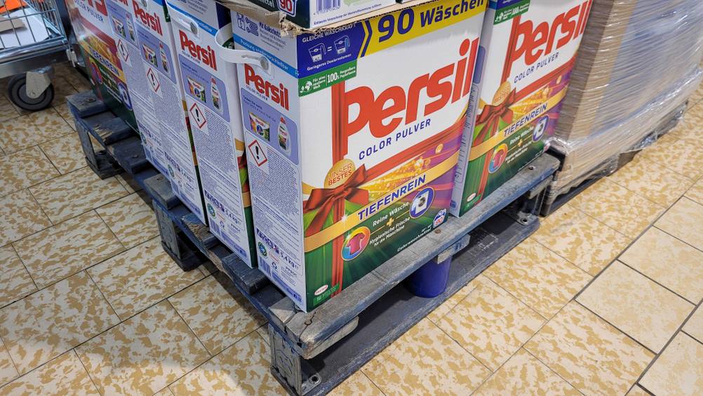 Auf einer Palette stehen mehrere Packungen des getesteten Colorwaschmittels.