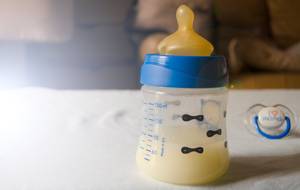 Kolostrum ist gelblich, dickflüssig und bei Kontakt mit der Milch stellen Sie fest dass diese auch etwas schleimig ist.