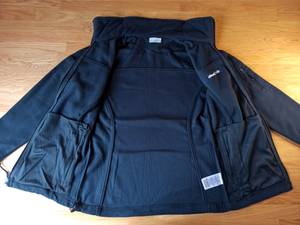 graue Fleecejacke offen auf dem Tisch