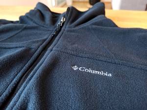 graue Fleecejacke, Fokus auf das Logo