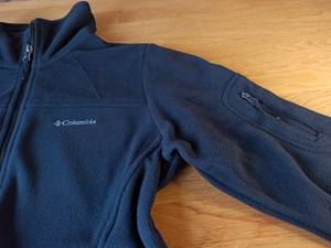 graue Fleecejacke auf einem Tisch