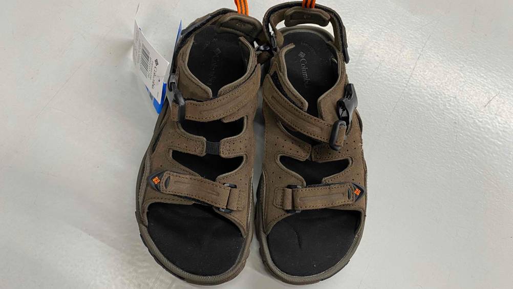 Im Test: Ein Paar Columbia Trekkingsandalen für Herren auf weißer Fläche von oben betrachtet.