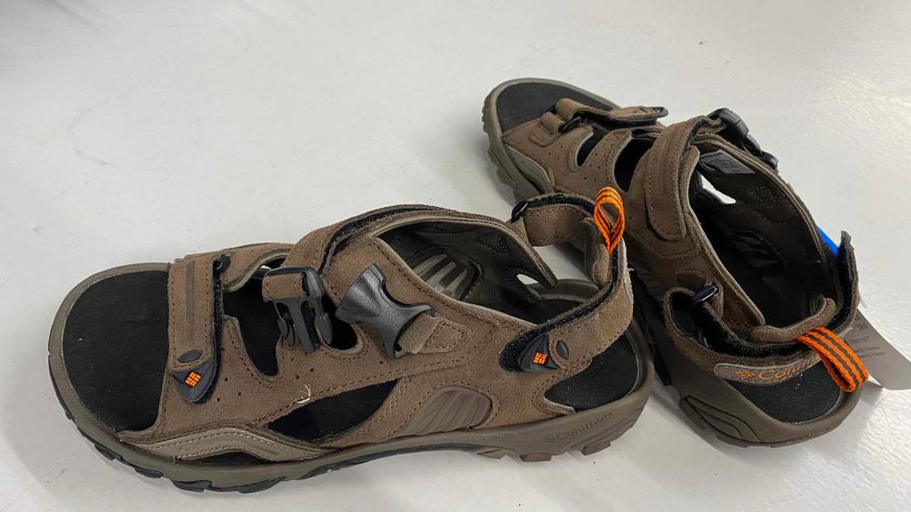Im Test: Columbia Trekkingsandalen für Herren stehen schräg zueinander auf weißer Fläche.