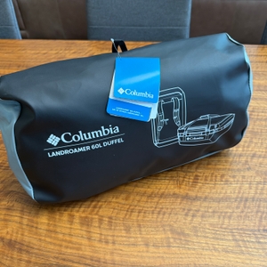 Die Columbia Unisex Landroamer 60 L liegt in ihrer Hülle auf einem Tisch
