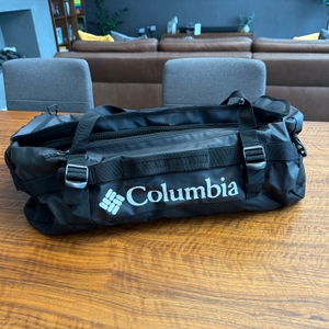 Die Columbia Unisex Landroamer 60 L liegt auf einem Tisch