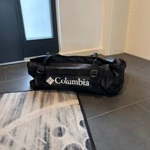 Die Columbia Unisex Landroamer 60 L liegt auf einem Fliesenboden