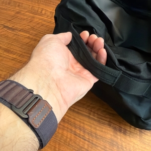 Eine Hand hält den Handgriff der Columbia Unisex Landroamer 60 L fest