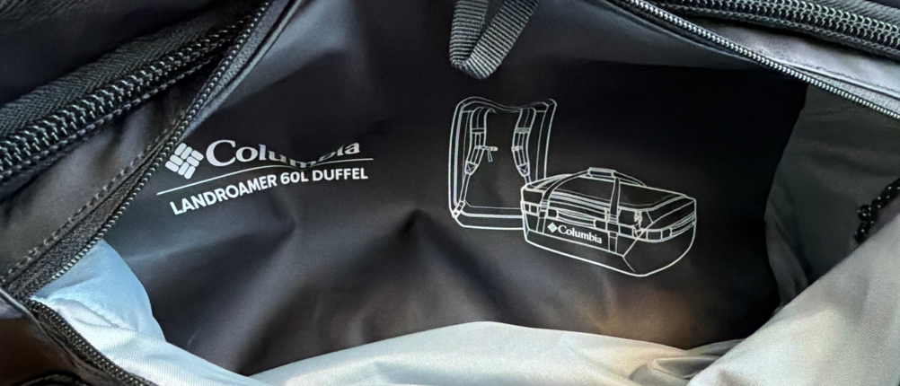 Eine Hand hält ein kleines Fach an der Columbia Unisex Landroamer 60 L auf