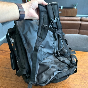 Eine Hand hält die Rückengurte der Columbia Unisex Landroamer 60 L fest