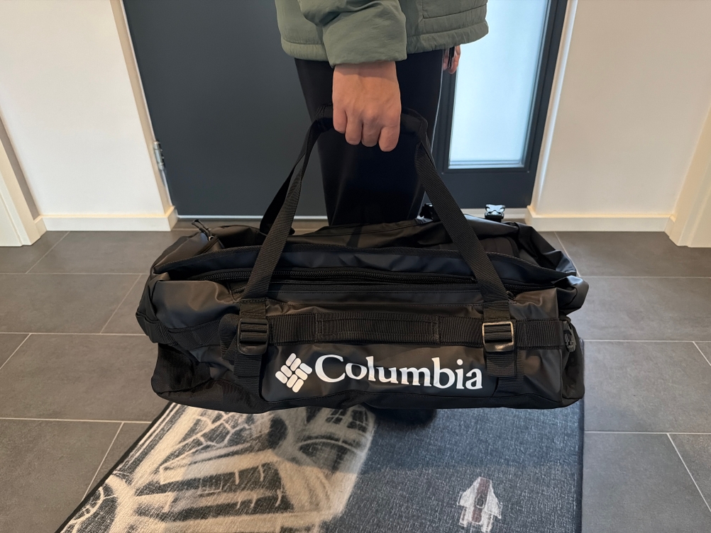 Eine Person trägt die Columbia Unisex Landroamer 60 L