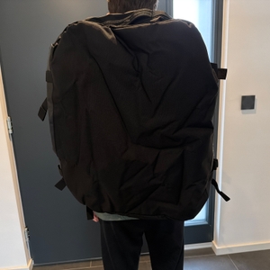 Eine Person trägt die Columbia Unisex Landroamer 60 L auf dem Rücken