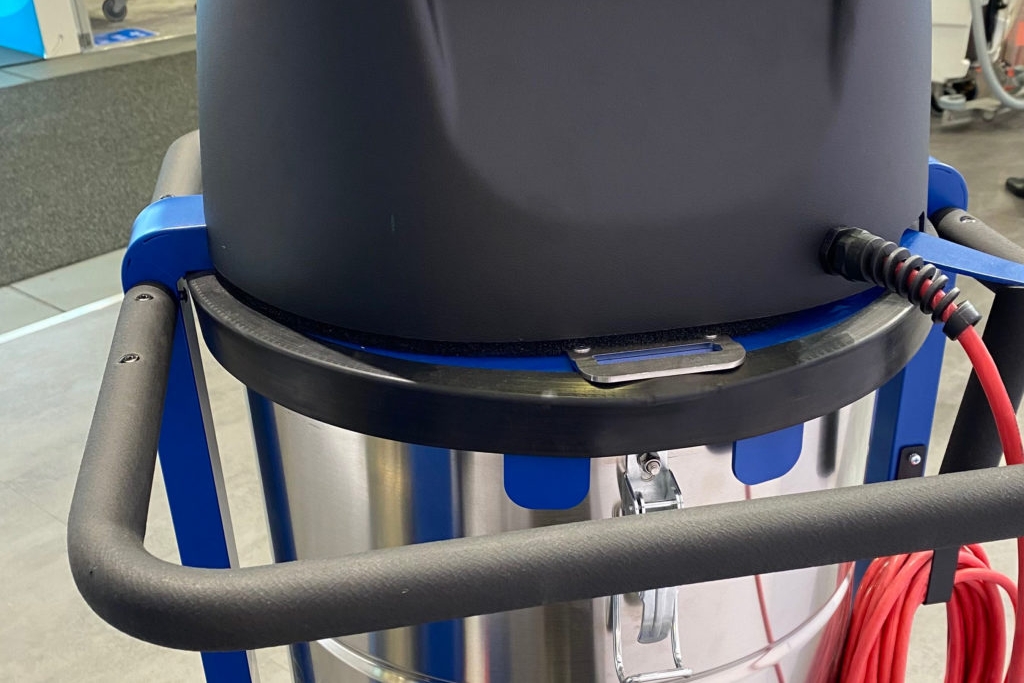 Nahaufnahme eines großen Handgriffs auf Zughöhe eines Industriestaubsaugers im Test.