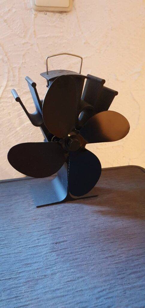 Ofenventilator-Test: Nahaufnahme eines COMBIUBIU Kaminventilators.