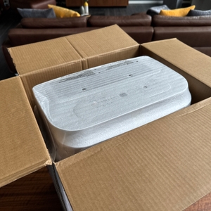 Der geöffnete Karton des Comfee MDDF-20DEN7-WF