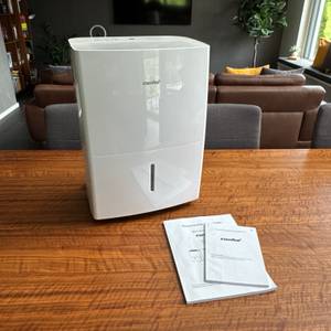 Der Comfee MDDF-20DEN7-WF steht neben seinen Anleitungen auf einem Tisch