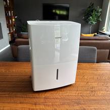 Der Comfee MDDF-20DEN7-WF steht auf einem Holztisch