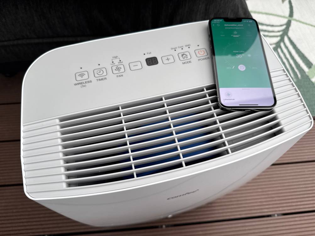 Eine Handy mit der App des Comfee MDDF-20DEN7-WF zeigt 35% Luftfeuchtigkeit an