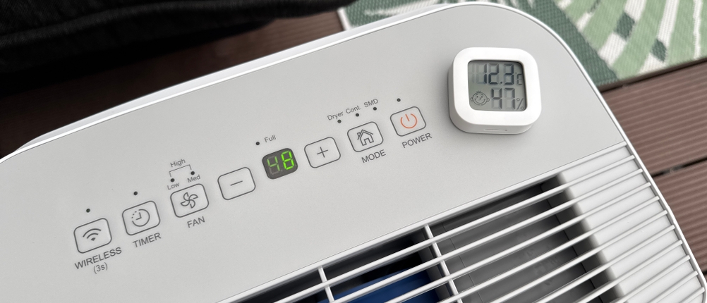 Ein Hygrometer auf dem Comfee MDDF-20DEN7-WF zeigt 47% Luftfeuchtigkeit an