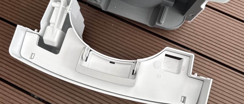 Der gefüllte Behälter des Comfee MDDF-20DEN7-WF von oben