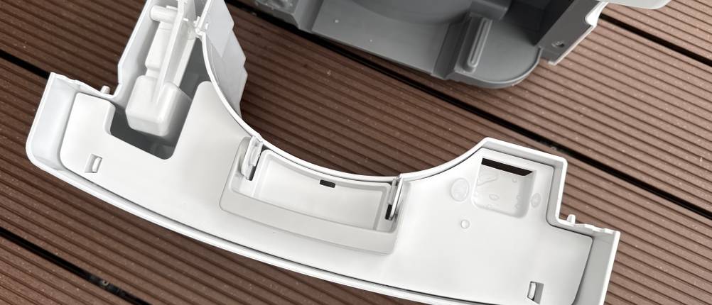 Der gefüllte Behälter des Comfee MDDF-20DEN7-WF von oben