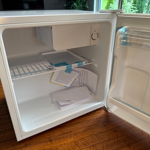 Die Anleitungen liegen nach dem Auspacken im Comfee-RCD50WH2(E)-Mini-Kühlschrank.
