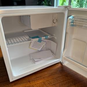 Die Anleitungen liegen nach dem Auspacken im Comfee-RCD50WH2(E)-Mini-Kühlschrank.