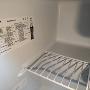 Informationen stehen auf einem Aufkleber im Inneren des Comfee-RCD50WH2(E)-Mini-Kühlschranks.