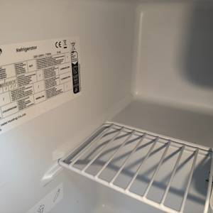 Informationen stehen auf einem Aufkleber im Inneren des Comfee-RCD50WH2(E)-Mini-Kühlschranks.