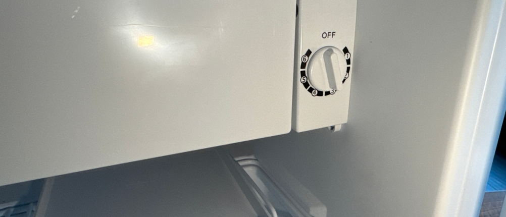 Die Temperatureinstellung des Comfee-RCD50WH2(E)-Mini-Kühlschranks.