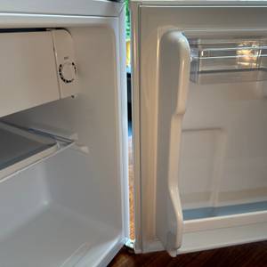 Ein Spalt zwischen Tür und Gehäuse des Comfee-RCD50WH2(E)-Mini-Kühlschranks.