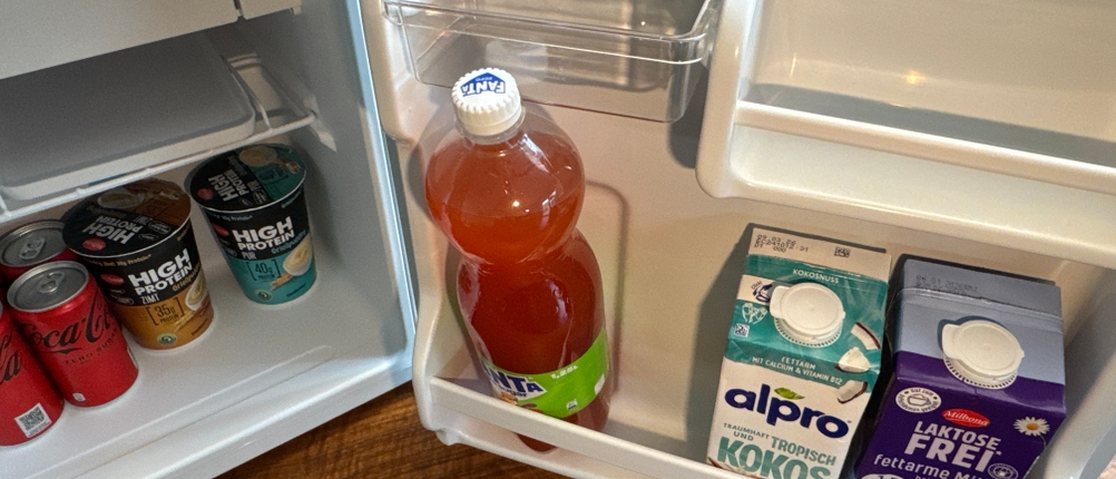 Eine 1,25l-Fanta passt nicht in die Tür des Comfee-RCD50WH2(E)-Mini-Kühlschranks.