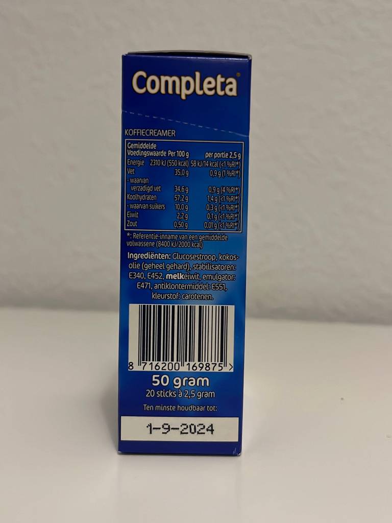 Seitenansicht der blauen 50-g-Verpackung mit Produktangaben vom getesteten Kaffeeweißer der Marke Completa vor weißem Hintergrund.