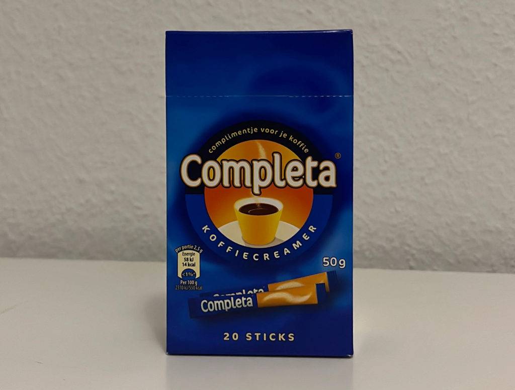 Completa Kaffeeweißer im Test steht in seiner blauen Verpackung inklusive 20 einzelner Sticks vor weißem Hintergrund.