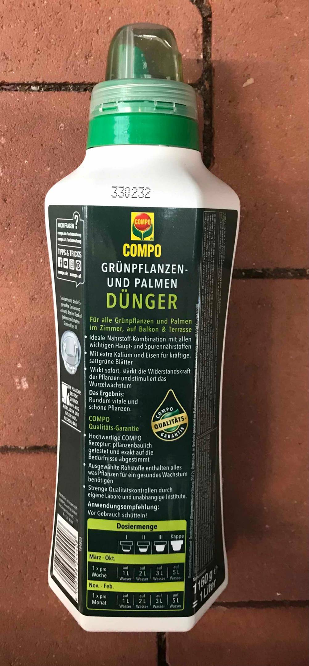 Palmendünger getestet: Rückseite einer Flasche mit Informationen zur Dosierung.