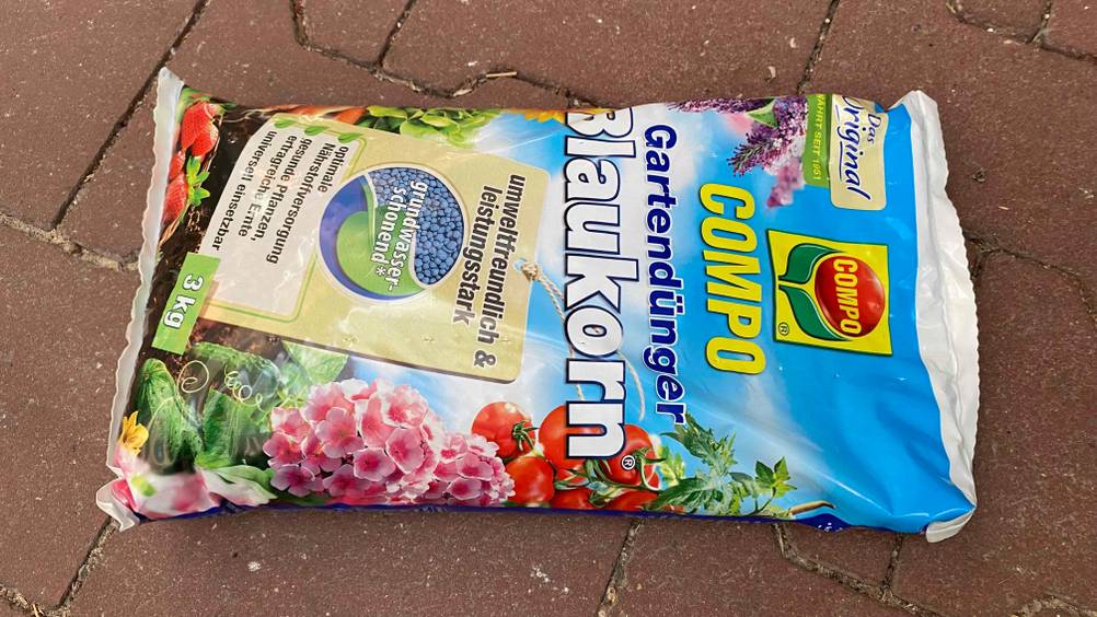 Getestet: Ein Sack Blaudünger liegt horizontal auf einem Steinboden.