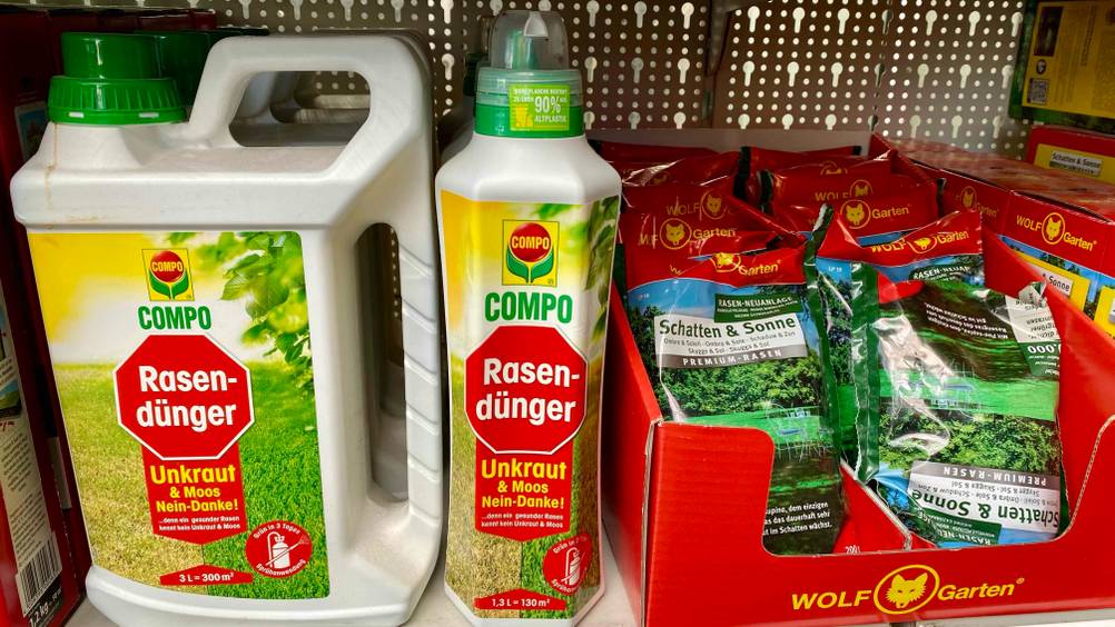 Rasendünger gegen Unkraut getestet: Eine Flasche neben anderen Produkten in einem Verkaufsregal.