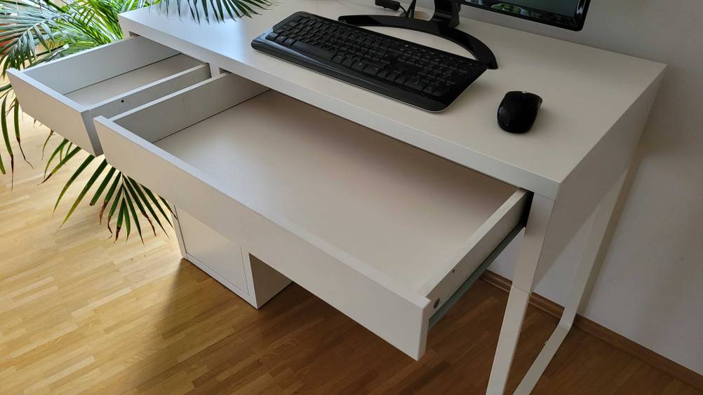 Im Test: Ein Computertisch von schräg oben mit geöffneten leeren Schubladen.