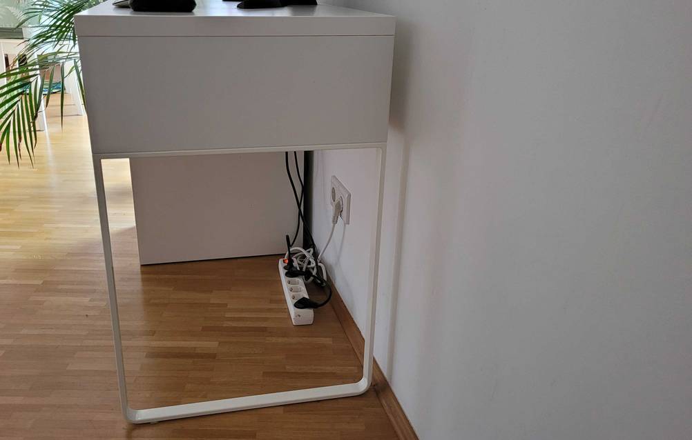 Computertisch-Test: Ein Tisch von der Seite mit Fokus auf die Beine.
