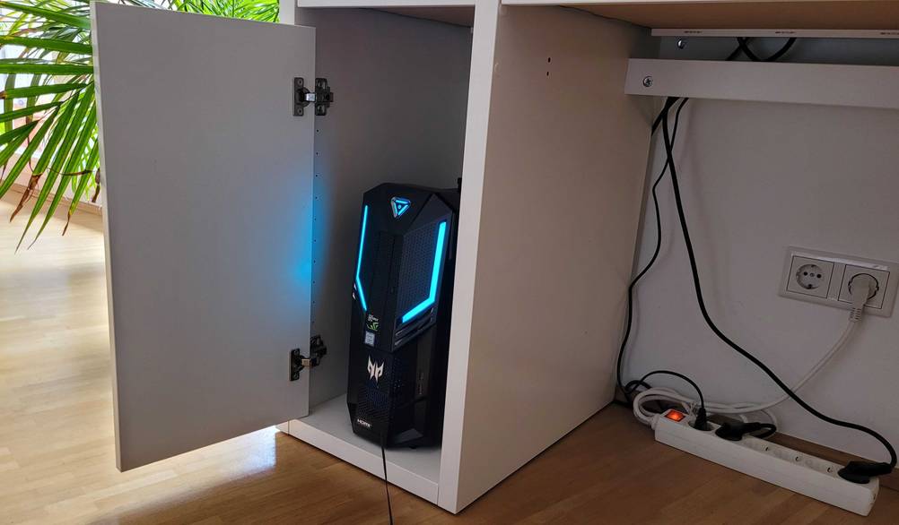 Computertisch getestet: In einer geöffneten Türe steht ein Computer.