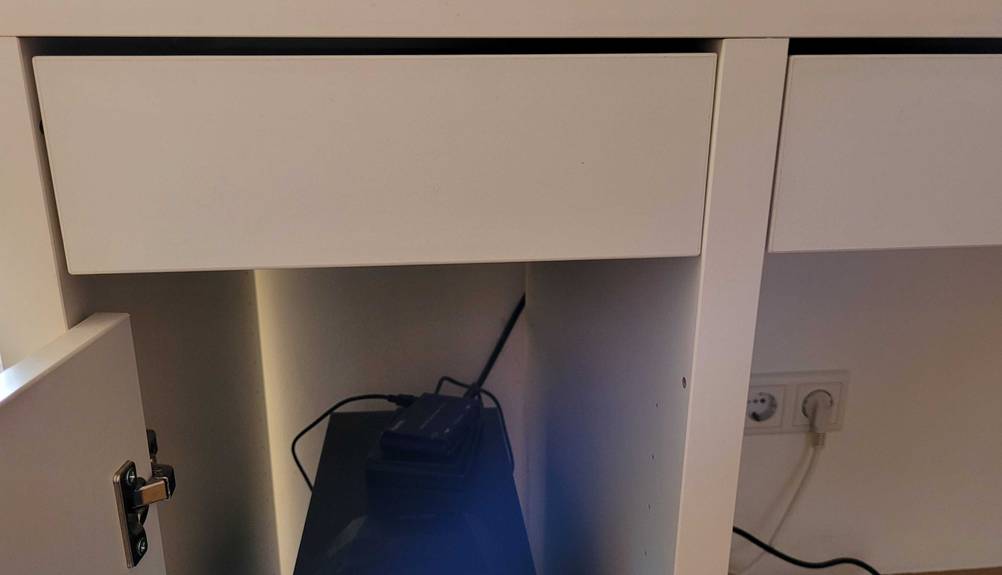 Detailaufnahme der Schubladen eines Computertisches im Test.