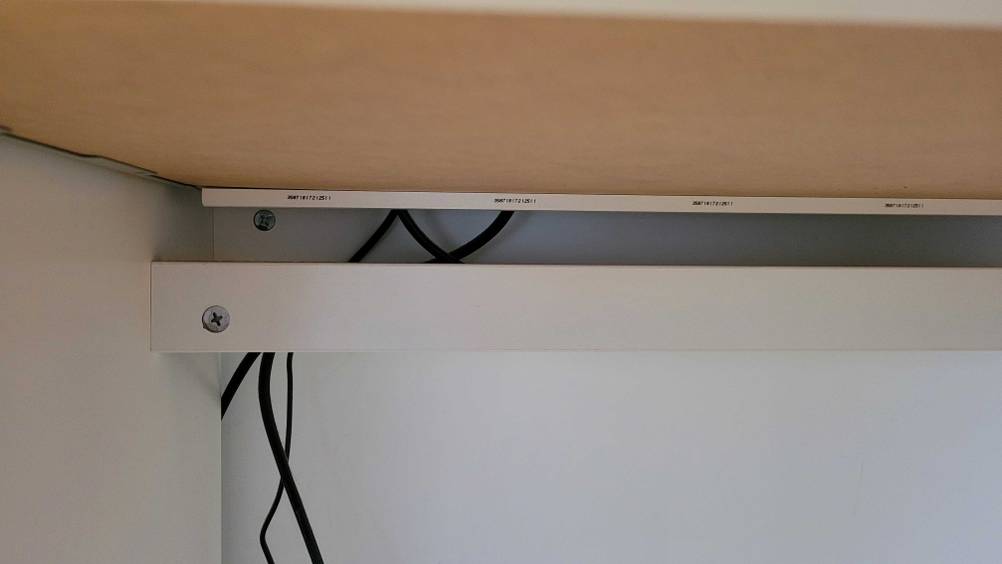 Nahaufnahme der Kabelleiste unter einem getesteten Computertisch.