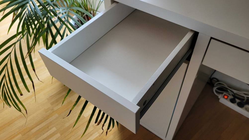 Nahaufnahme einer geöffneten leeren Schublade eines Computertisches im Test.
