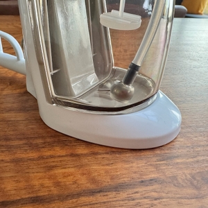 Detailansicht des Standfußes des Conair-Dampfglätters